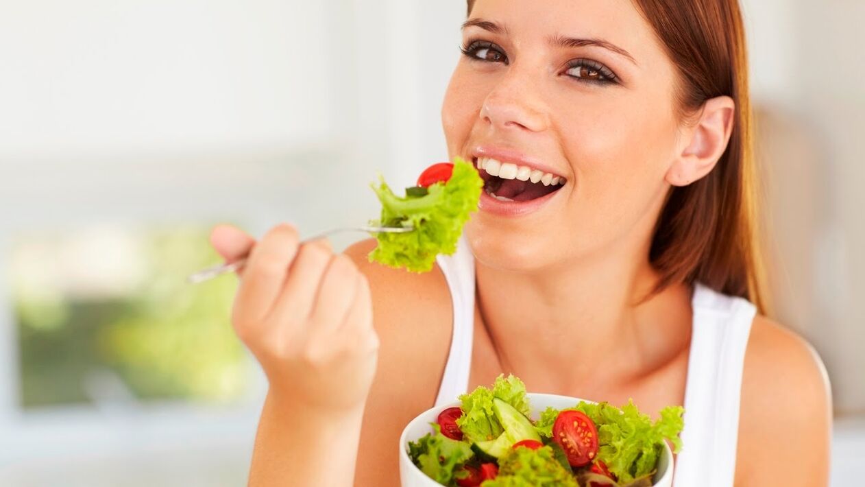 eating green salad on a lazy diet