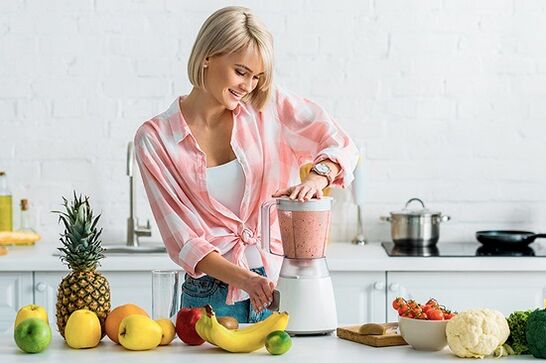 girl preparing smoothie for weight loss in a blender